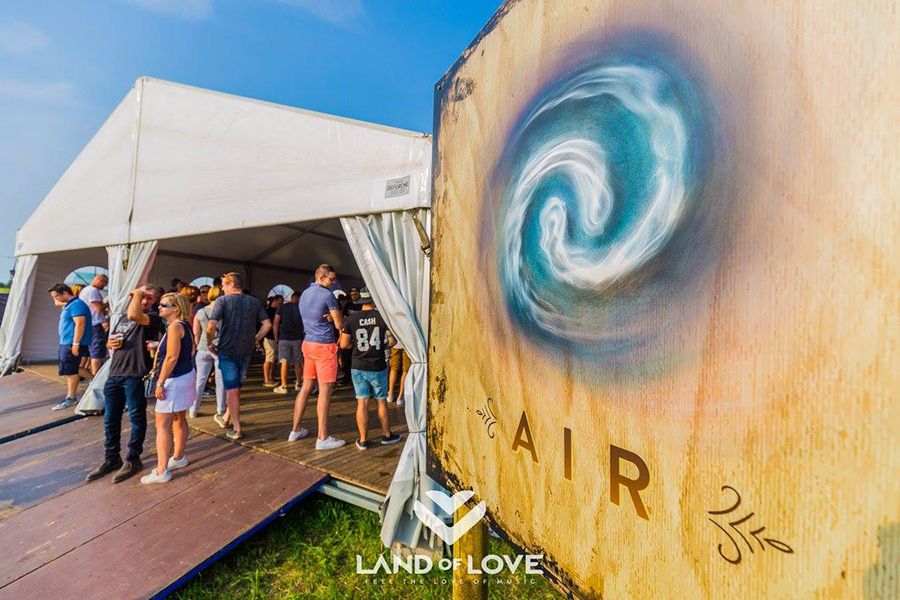 bedrukte kanaalplaat om de stage kenbaar te maken op Land Of Love
